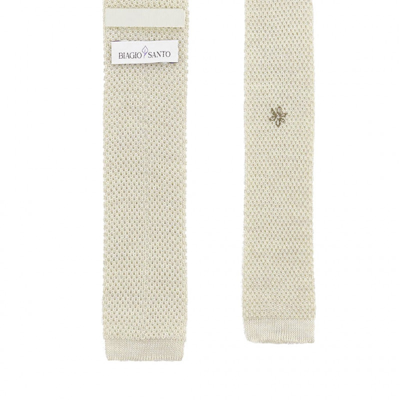 Light beige knitted tie